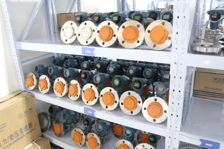 Differential Pressure Transmitters 22 pressure differential indicator transmitter