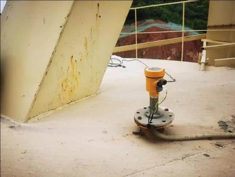 Guided wave radar level meter measuring powder